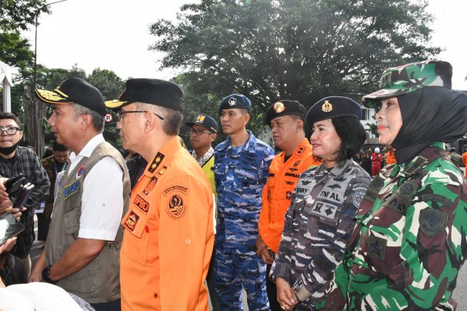 
 Komandan Beserta Prajurit Lanal Bandung Ikuti Apel Kesiapsiagaan Bencana Pada Masa Pemilu 2024 Tingkat Provinsi Jawa Barat