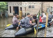 Lanal Tanjung Balai Asahan Bantu Warga Menuju TPS Akibat Banjir