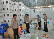 Sukseskan Pilkada 2024, Polres Way Kanan Pantau Proses Pelipatan Surat Suara di KPU