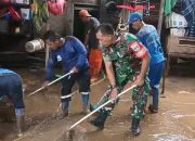 Karya Bakti Koramil 05/Kramatjati, Bersihkan Sisa Air dan Genangan Lumpur