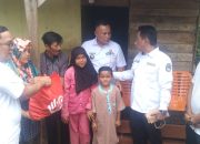 Bupati Lampung Selatan H. Nanang Ermanto menyerahkan secara langsung bantuan bedah rumah kepada warga Pardasuka kecamatan Katibung Lampung Selatan.