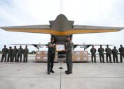TNI Kerahkan Pesawat TNI AU Kirimkan Bansos Untuk Korban Erupsi Gunung Lewotobi Laki-Laki di NTT