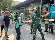 Prajurit Batalyon Arhanud 6/BAY Melaksanakan Jumat Berbagi di Tanjung Priok