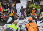 Babinsa Kebon Manggis Bantu Bersihkan Puing-Puing Kebakaran Rumah Warga