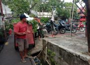 Koramil 01/Jatinegara Gelar Giat Karya Bhakti Membersihkan Saluran Air