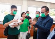 Kado Natal Istimewa: Wamendagri Bima Serahkan Dokumen Kependudukan Untuk Bayi Lahir 25 Desember