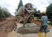 Dikeluhkan Warga Jalan Ness Rusak, Pihak HK Turunkan Alat Berat dan Cor Jalan Rusak