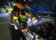 Sigap dan Humanis : Kabag Ops Polres Kediri Kota dan Petugas Pos Yan Alun – Alun Bantu Perbaiki Mobil Warga yang Mogok