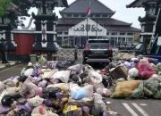 Aliansi Masyarakat Peduli Lingkungan Gelar Demo Sampah di Depan Pendopo Pemalang