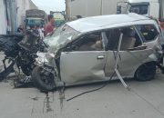 Kejadian Tragis Mobil Xenia Ditabrak 2 Truck di Jalan Ampelgading Pemalang