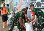 Sinergitas Babinsa dan Warga Bersihkan Sungai Ciliwung