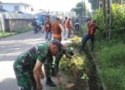 Cegah Banjir dan Penyebaran DBD, Koramil 05/Bantargebang Gelar Karya Bakti Bersihkan Saluran Air dan Lingkungan