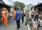Bersihkan Lingkungan Warga Oleh Babinsa Matraman Giat Karya Bakti