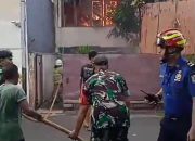 Babinsa Koramil 04/Kebayoran Lama Bantu Padamkan Kebakaran Rumah Warga