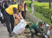 Jaga Kebersihan Lingkungan dan Cegah Banjir, Koramil 02 Pondok Gede Gelar Karya Bakti