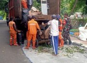Pembersihan Sampah yang Menumpuk oleh Babinsa Pulo Gadung