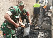 Babinsa 05/Keb. Baru Bersama Warga Karya Bakti Paska Kebakaran Rumah Warga
