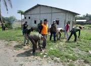Babinsa Koramil 03/Cabangbungin Bersama Warga Gotong Royong Bersihkan Lokasi Ziarah Keramat Batok