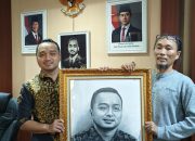 Ketua DPRD Tebo Terima Lukisan Potret dari Pelukis Lokal