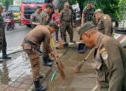 Pembersihan Genangan Air di Sepanjang Jalan Trotoar Oleh Koramil 06/Cakung