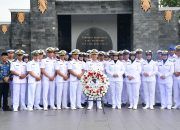 Jelang Hari Dharma Samudera Tahun 2025, Komandan Lanal Bandung Pimpin Upacara Ziarah