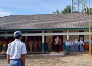 Jadi Pembina Upacara di SMAN 1 Bulok, Bhabinkamtibmas Polsek Pugung Berikan Pesan Kamtibmas