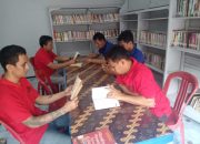 Warga Binaan Antusias Membaca Buku di Ruang Perpustakaan