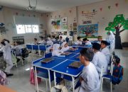 Bersama SPPG Dapur Khusus, Babinsa Halim PK Distribusikan MBG