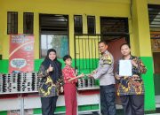 Bhabinkamtibmas Aipda Tedy Rivaldi Bantu Distribusi Makan Bergizi Gratis di SDN Bintara 1