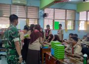 Babinsa Koramil 04/Pulogadung Bersama SPPG Salurkan MBG Tepat Waktu