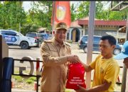 Bupati Tebo Serahkan Bantuan Untuk Korban Banjir di Desa Teluk Lancang