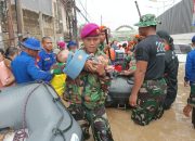 TNI AL Terjunkan Prajuritnya Untuk Evakuasi Warga Terdampak Banjir di Wilayah Jabodetabek