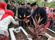 Ziarah dan Tabur Bunga di TMP Bulak Kapal dalam Rangka HUT Ke-28 Kota Bekasi