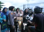 Kapolda Bersama Ketua Bhayangkari Daerah Gorontalo Bagikan Takjil untuk Warga