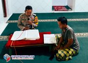 Bhabinkamtibmas Desa Kepuhrejo Polsek Gampengrejo Sholat Tarawih Berjamaah dan Tadarus Al Qur’an Bersama Warga