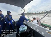 Srikandi Ditpolairud Polda Jambi Bagi-Bagi Takjil di Pelabuhan Sebrang Mudung Laut dan Sungai Batanghari