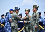 Panglima TNI dan Kasad Terima Wing Kehormatan Penerbang Kelas I TNI Angkatan Udara