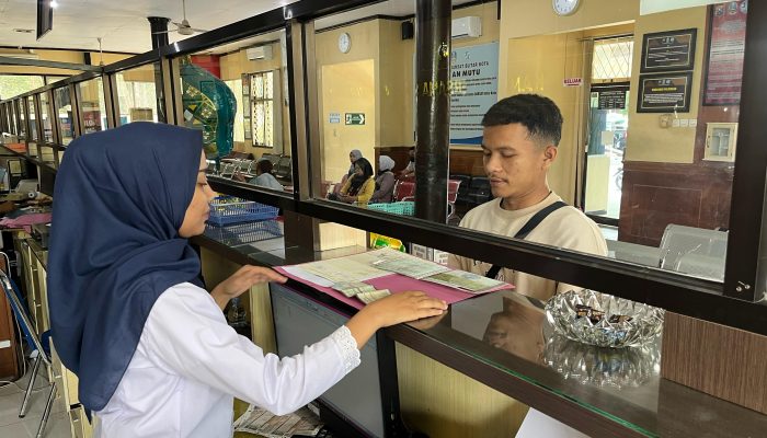 Peringati Hari Kartini, Pelayanan Samsat Kota Blitar Kenakan Pakaian Jadul