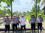 Hidayat, Kakanwil Ditjenpas Jambi Tanam Padi Dukung Ketahanan Pangan Di Lapas Muara Bulian