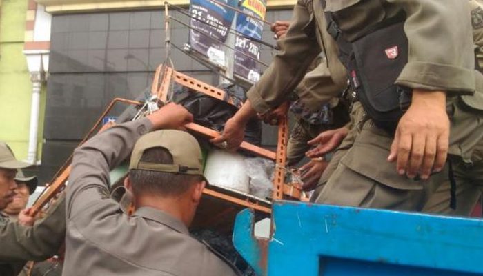 Satpol PP Depok Tertibkan 35 Bangunan Liar, 8 Tiang dan 8 Billboard Tidak Berizin