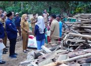 Wakil Bupati Boyolali Menyerahkan Bantuan Bagi Korban Rumah Roboh Di Desa Talakbroto Kecamatan Simo.