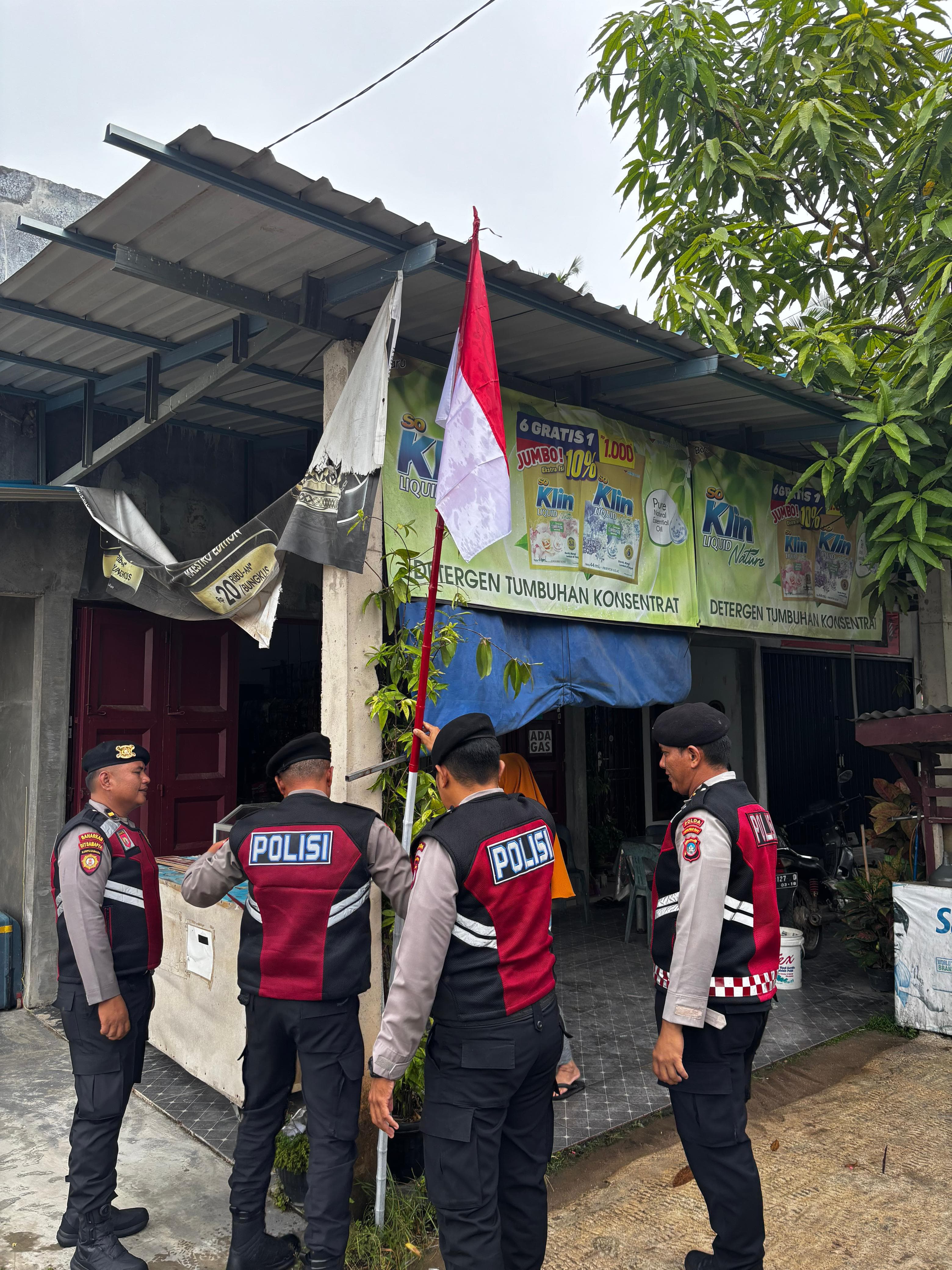 JELANG HUT RI KE-80, DITSAMAPTA POLDA KEPRI BAGIKAN RATUSAN BENDERA