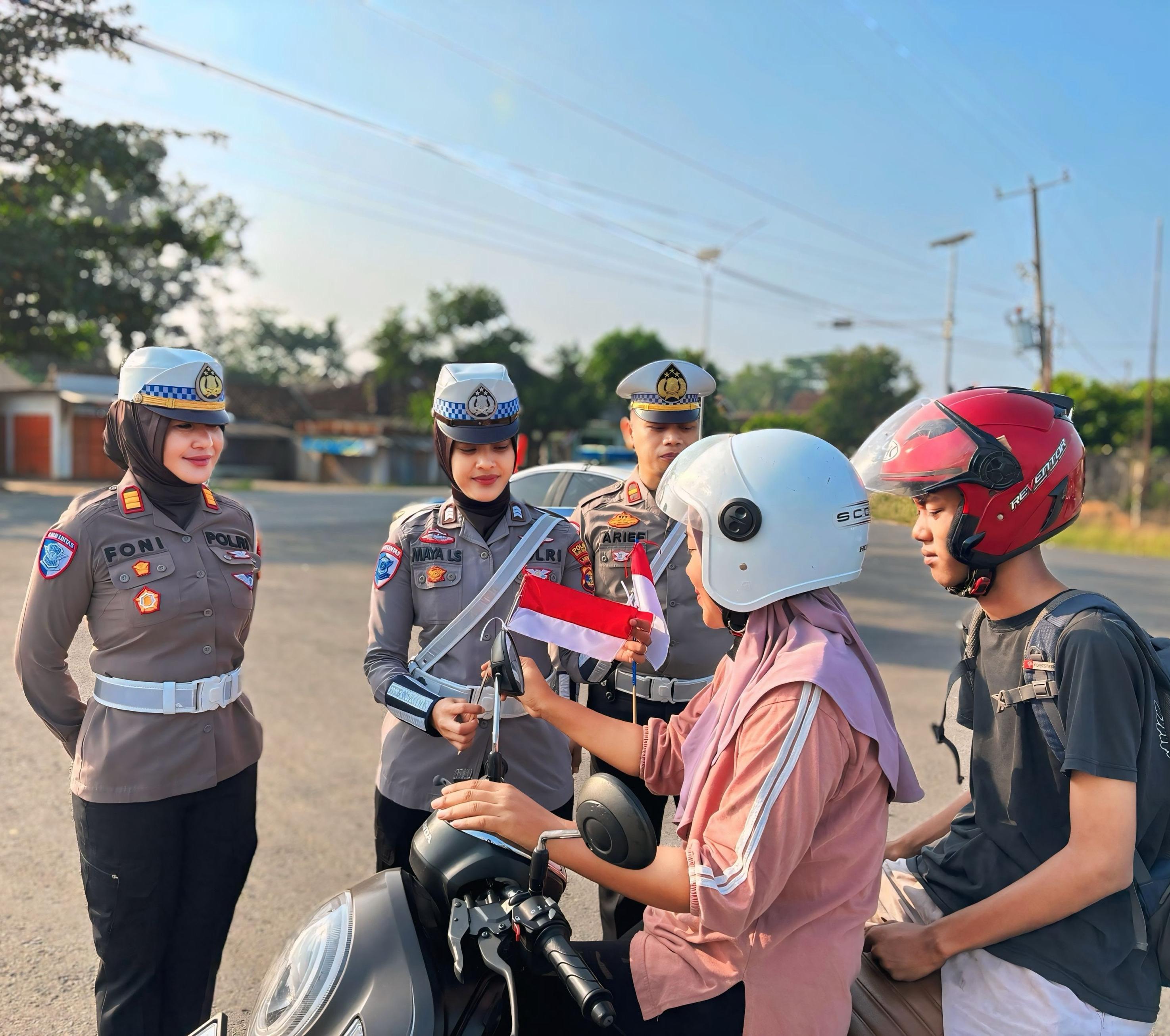 *Sat Lantas Polres Tulang Bawang Barat Bagikan Bendera Merah Putih kepada Pengguna Jalan, Wujudkan Semangat Nasionalisme Menjelang HUT RI ke-80*