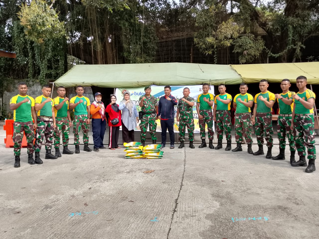 Bazaar beras murah yang dijual seharga Rp60.000 per 5 kilogram (Kg) di kantor Kecamatan Marusu Kab. Maros diserbu warga sekitar.