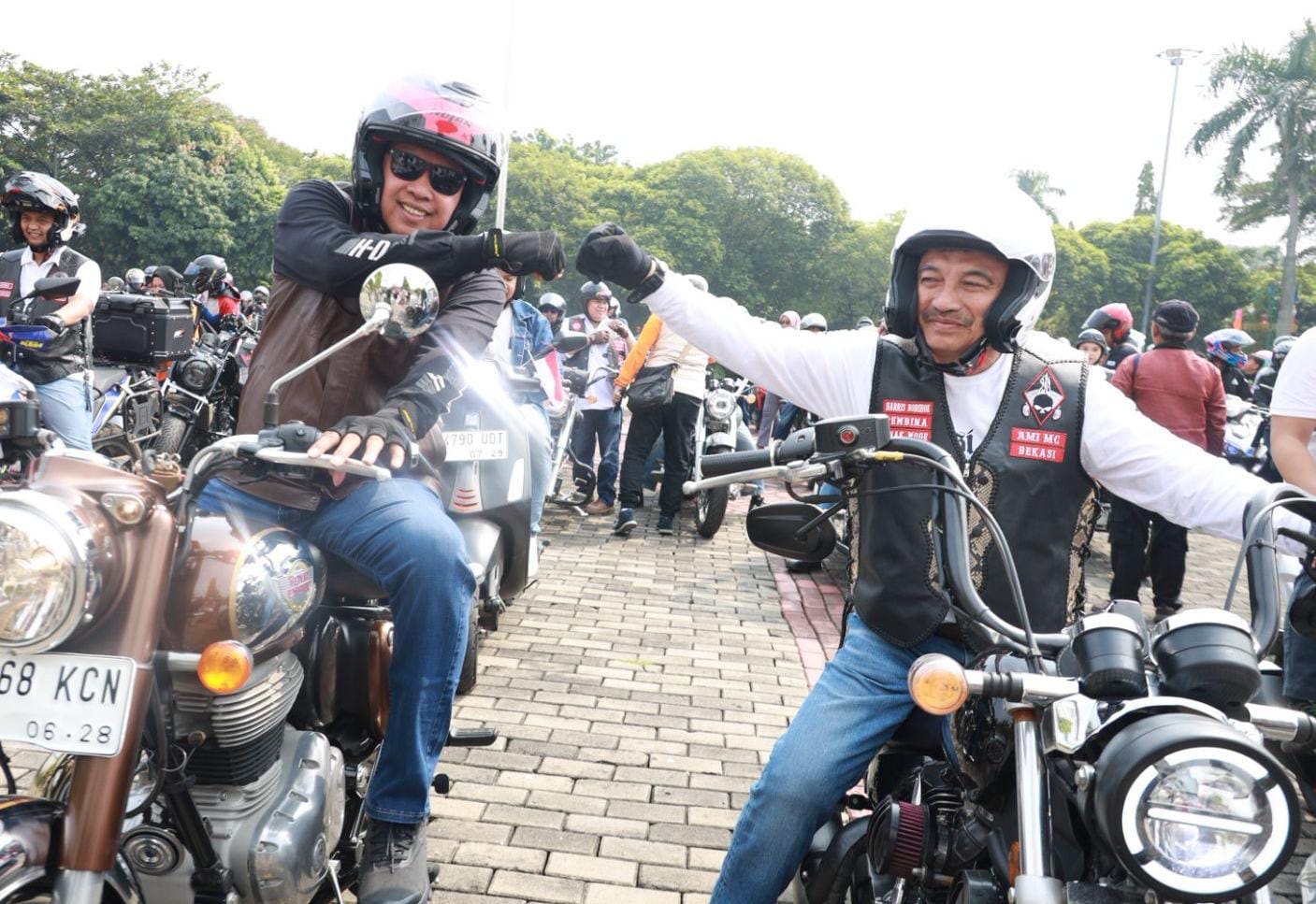 Pasang Bendera Hingga Motoran Bareng Club Motor Bekasi, Mas Wali dan Bang Wawali Tampil Kompak Sambut HUT RI Ke-80