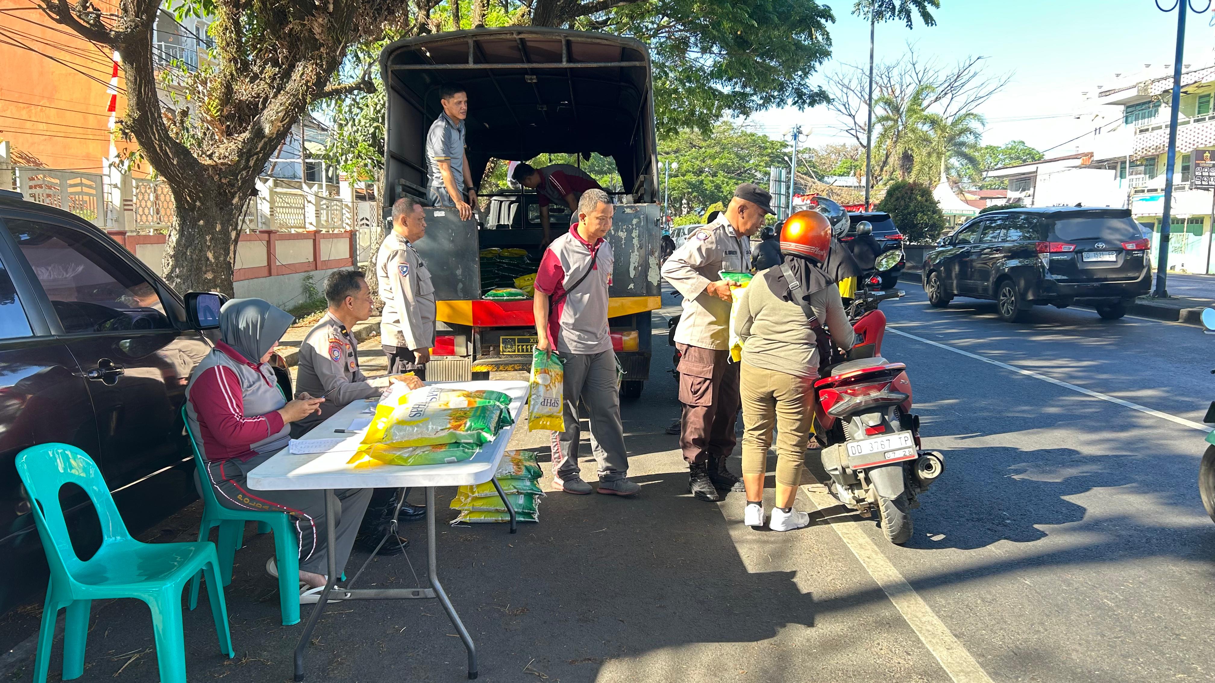 Satu Ton Beras Program Pangan Murah Polres Maros Ludes Terjual dalam Hitungan Menit