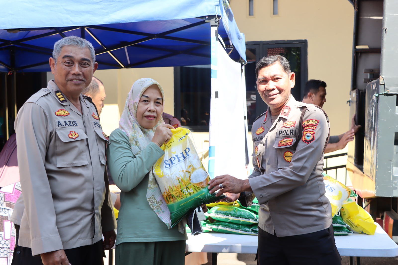 GERAKAN PANGAN MURAH POLRES MAROS, SALURKAN 3 TON BERAS MURAH KE MASYARAKAT