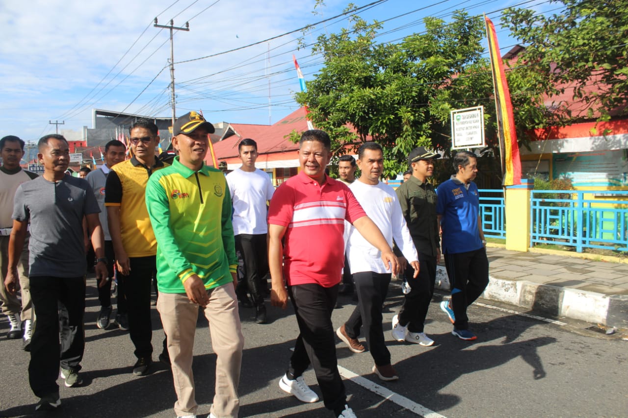 Ribuan Peserta Turut Serta, Bupati Pasaman Welly Suhery Lepas Gerak Jalan dalam Rangka HUT RI Ke-80