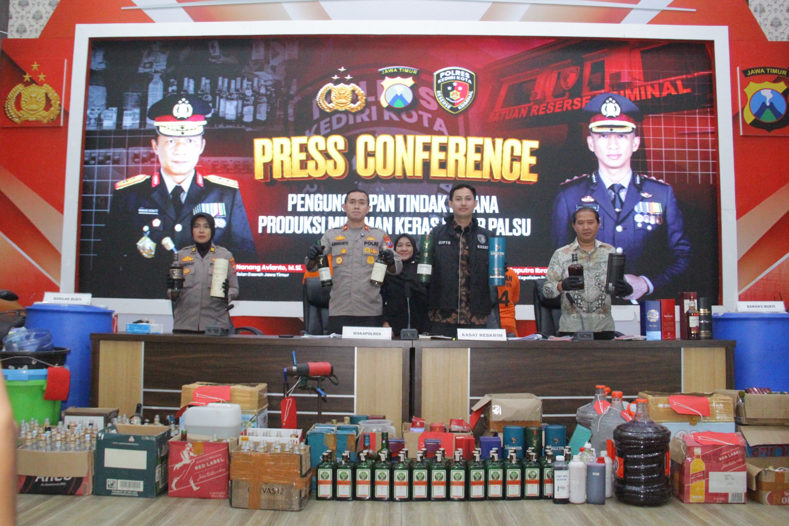 Polres Kediri Kota Ungkap Pemalsuan Minuman Keras dan Aksi Pengeroyokan