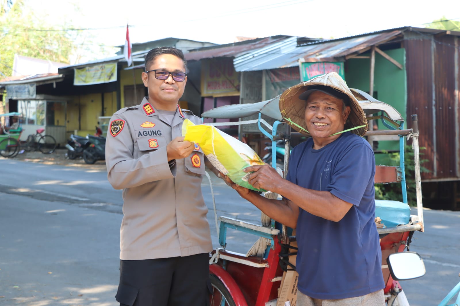 Polri untuk Masyarakat, Polres Maros Gelar Pangan Murah Untuk Warga Serta Bagi Beras Gratis Khusus Penarik Becak